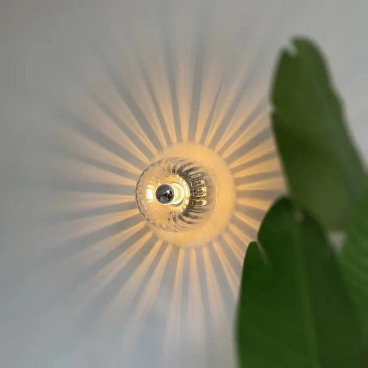 "Elegante Nordic Glow Bauhaus-Wandlampe aus Glas und Metall, skandinavisches Design, Seitenansicht, fĂĽr stilvolle Beleuchtung