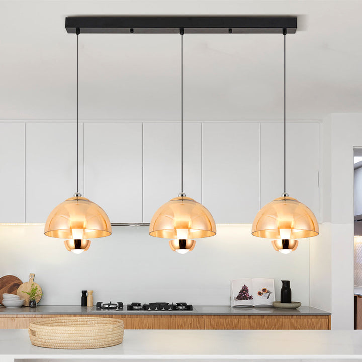 "Elegante Nordic-Kitchen-Pendelleuchte mit drei bernsteinfarbenen Glasschirmen für moderne Küchen und Esszimmer."