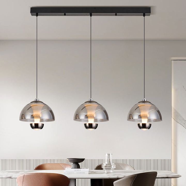 "Elegante Nordic-Kitchen-Pendelleuchte mit drei bernsteinfarbenen Glasschirmen für moderne Küchen und Esszimmer."