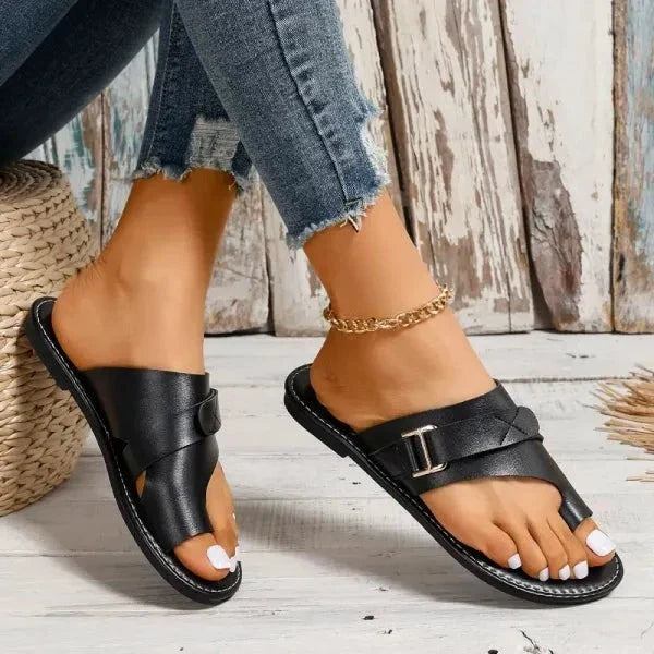 "Elegante orthopädische Ledersandalen für Frauen, ideal zur Korrektur von Hallux Valgus, in Braun, Schwarz und Weiß."