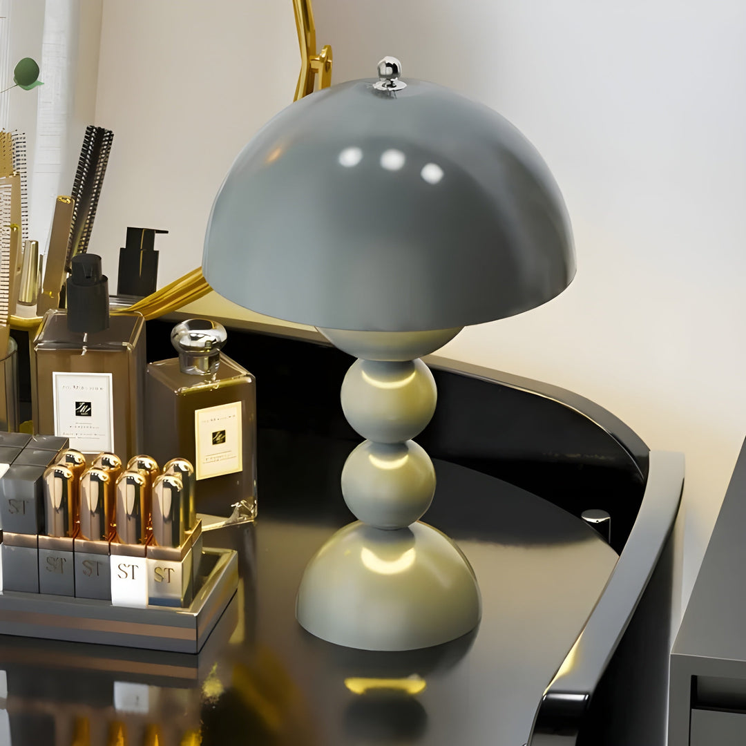 Elegante Tischlampe im skandinavischen Stil mit dimmbarem LED-Licht und weißen Akzenten, inspiriert von Blumen.