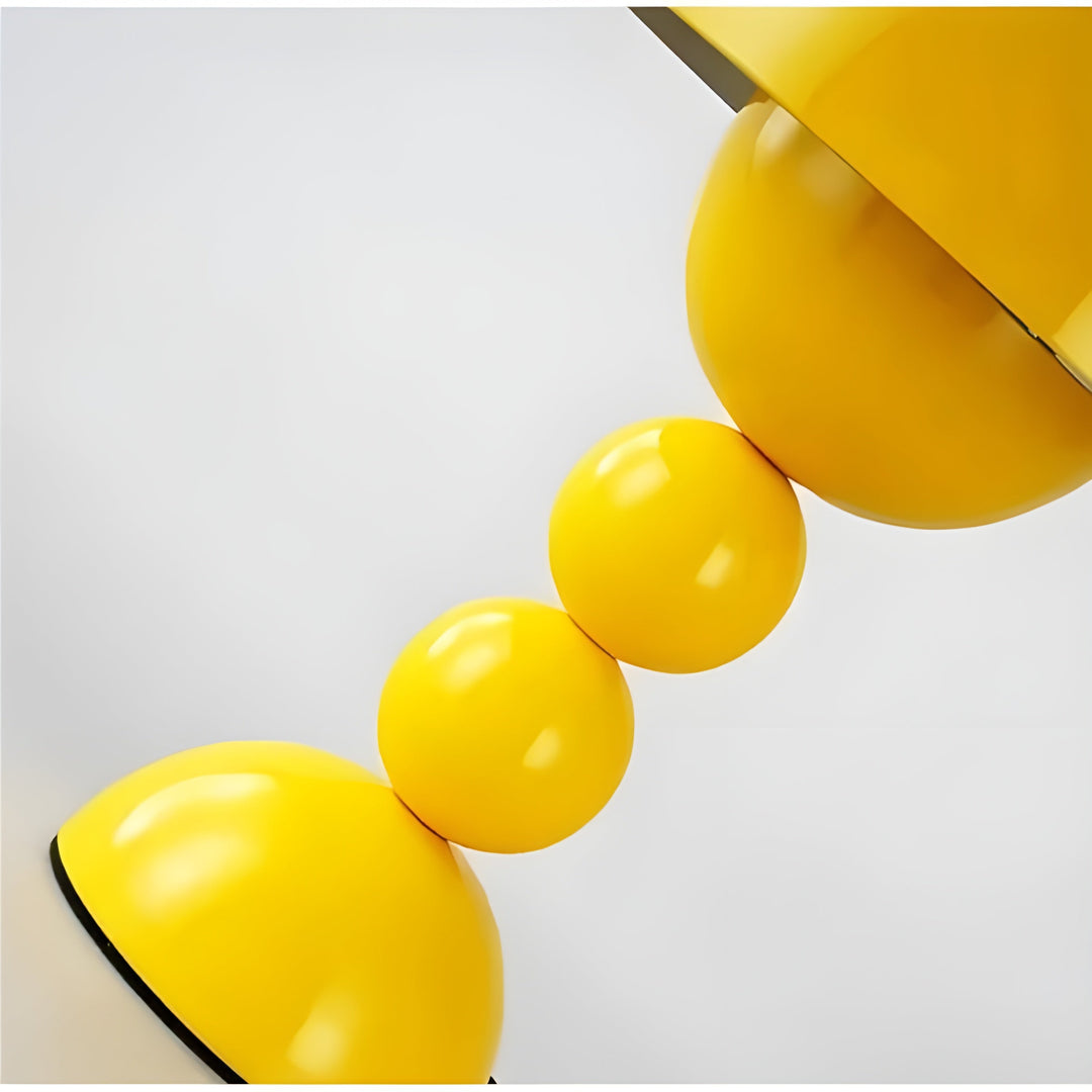 Elegante Tischlampe im skandinavischen Stil mit dimmbarem LED-Licht und weißen Akzenten, inspiriert von Blumen.