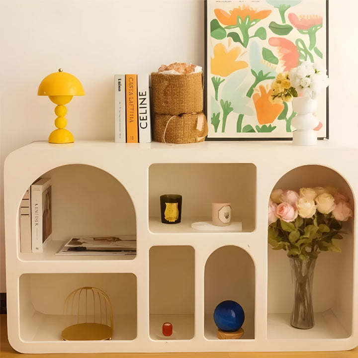 Elegante Tischlampe im skandinavischen Stil mit dimmbarem LED-Licht und weißen Akzenten, inspiriert von Blumen.