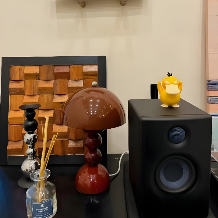 Elegante Tischlampe im skandinavischen Stil mit dimmbarem LED-Licht und weißen Akzenten, inspiriert von Blumen.