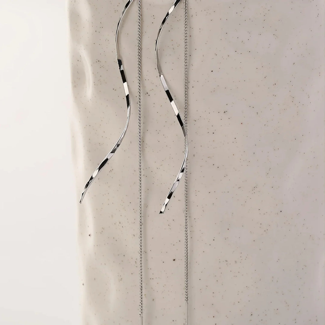 Elegante Welleneinfelder Ohrenringe, lang, geschwungen, mit Quasten, in 14 Karat Gold oder Silber, modernes Design.