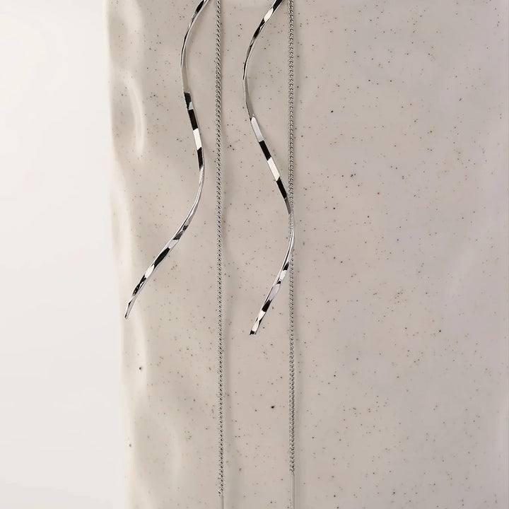 Elegante Welleneinfelder Ohrenringe, lang, geschwungen, mit Quasten, in 14 Karat Gold oder Silber, modernes Design.