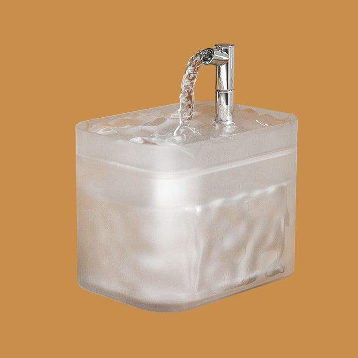 "Eleganter Edelstahl Tiertrinkbrunnen mit leisem Motor und effektivem Filter, ideal für frisches Wasser für Haustiere."