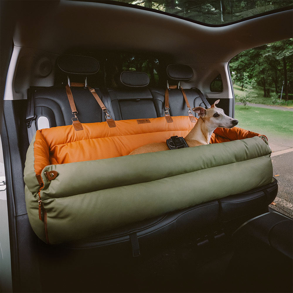 Eleganter Kunstleder-Hundeautositz in Schwarz, komfortabel mit Sicherheitsleinen und Polsterung, stilvoll für Reisen.