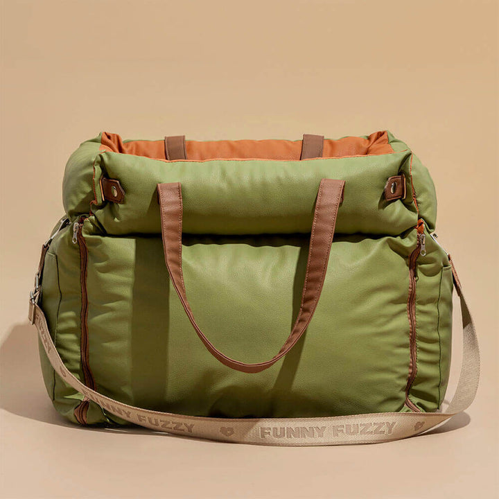 Eleganter Kunstleder-Hundeautositz in Schwarz, komfortabel mit Sicherheitsleinen und Polsterung, stilvoll für Reisen.