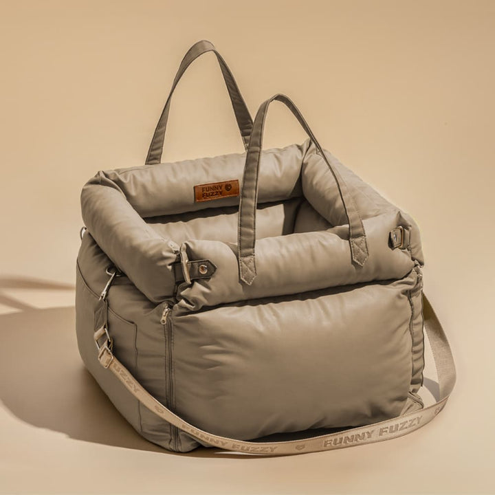 Eleganter Kunstleder-Hundeautositz in Schwarz, komfortabel mit Sicherheitsleinen und Polsterung, stilvoll für Reisen.