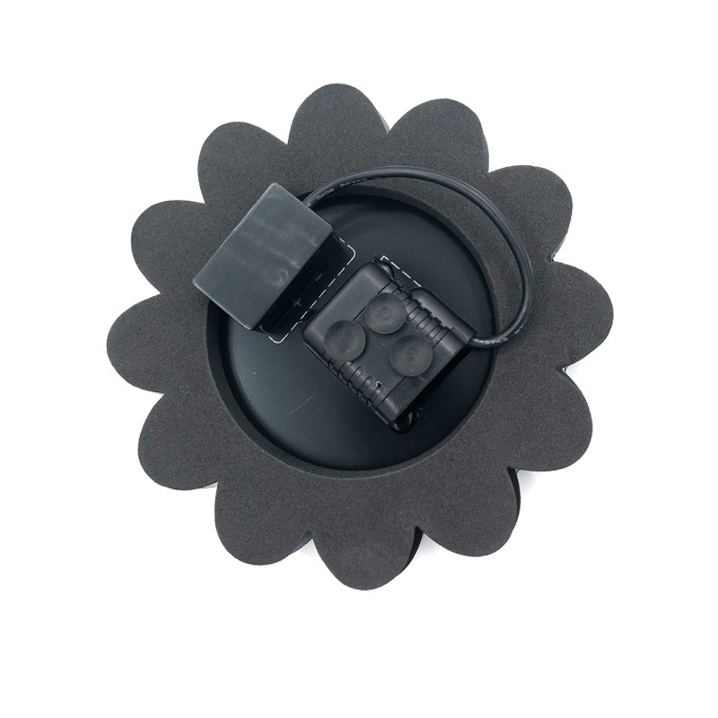 "Eleganter solarbetriebener Gartenbrunnen mit Blumen-Design, umweltfreundliche sprudelnde Wasserfontäne für Außenbereiche."