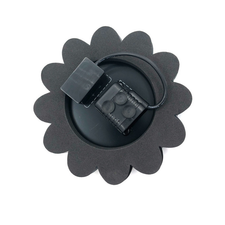 "Eleganter solarbetriebener Gartenbrunnen mit Blumen-Design, umweltfreundliche sprudelnde Wasserfontäne für Außenbereiche."