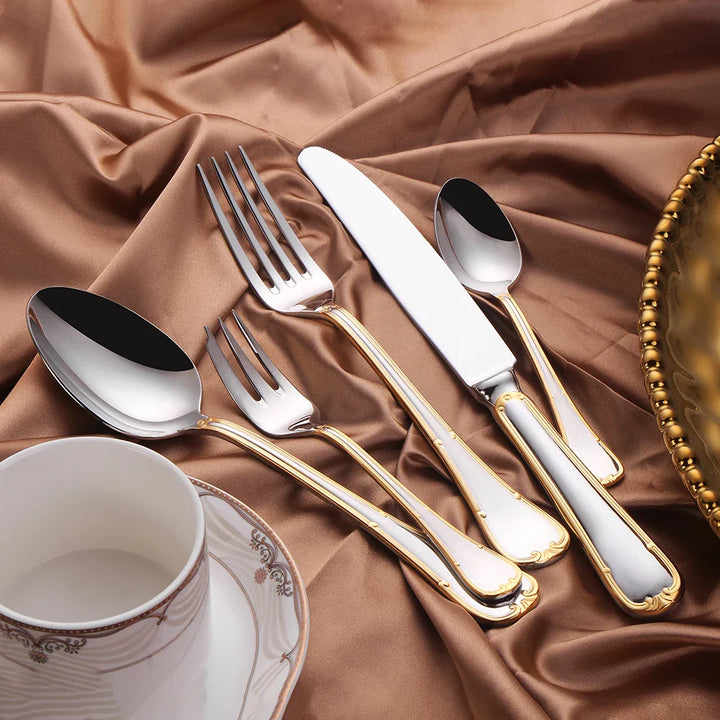 "Elegantes Besteckset aus Edelstahl mit glattem Design, abgerundeten Griffen. Perfekt für stilvolles Essen und Dekoration."