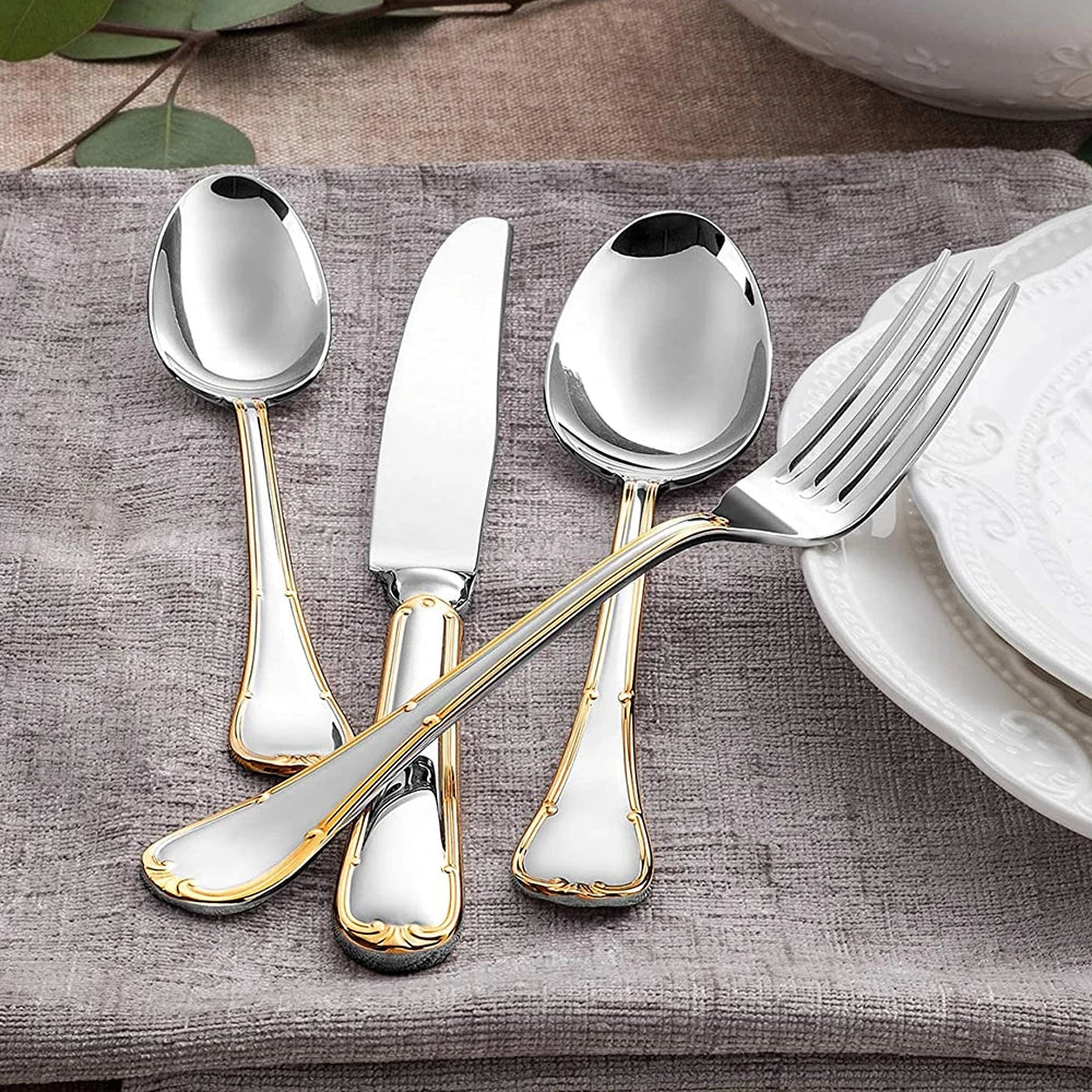 "Elegantes Besteckset aus Edelstahl mit glattem Design, abgerundeten Griffen. Perfekt für stilvolles Essen und Dekoration."