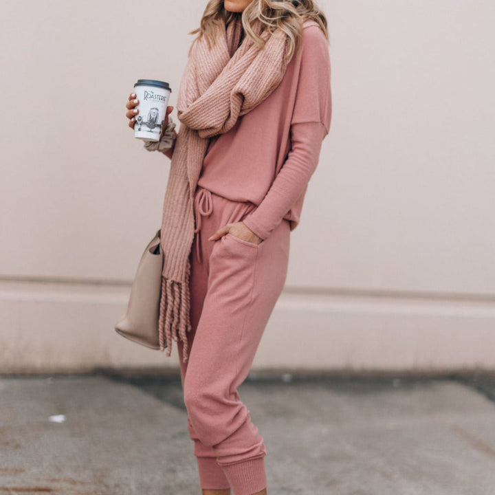 Elegantes Damen-Trainingsanzug Set in Beige, weicher Stoff, lockeres Oberteil, schlanke Hose, für Komfort und Stil.