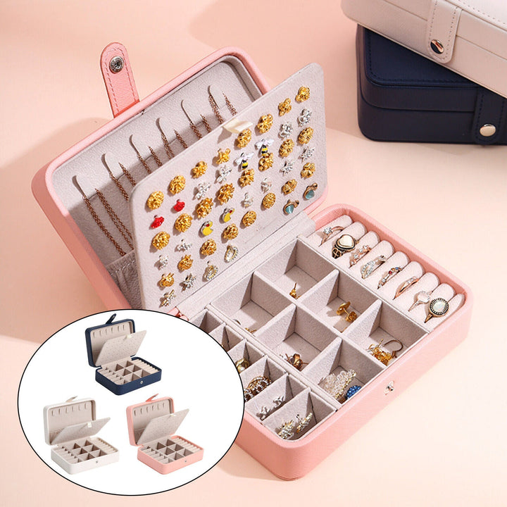 Elegantes Leder Klappdeckel Schmuckkästchen, kompakt in Blau, Rosa, Weiß, für stilvolle Aufbewahrung von Ringen, Ohrringen.