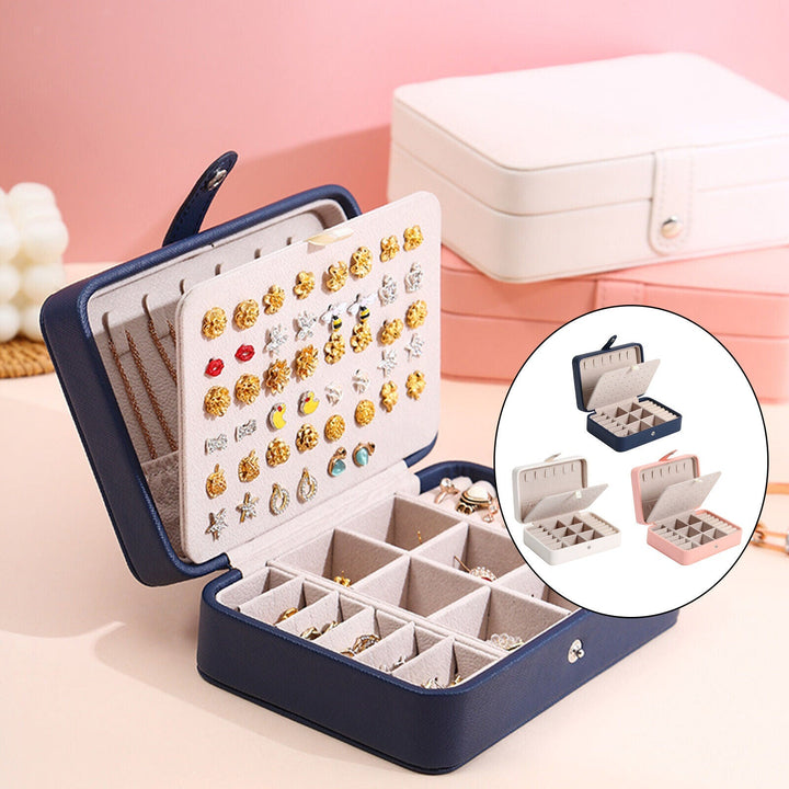 Elegantes Leder Klappdeckel Schmuckkästchen, kompakt in Blau, Rosa, Weiß, für stilvolle Aufbewahrung von Ringen, Ohrringen.