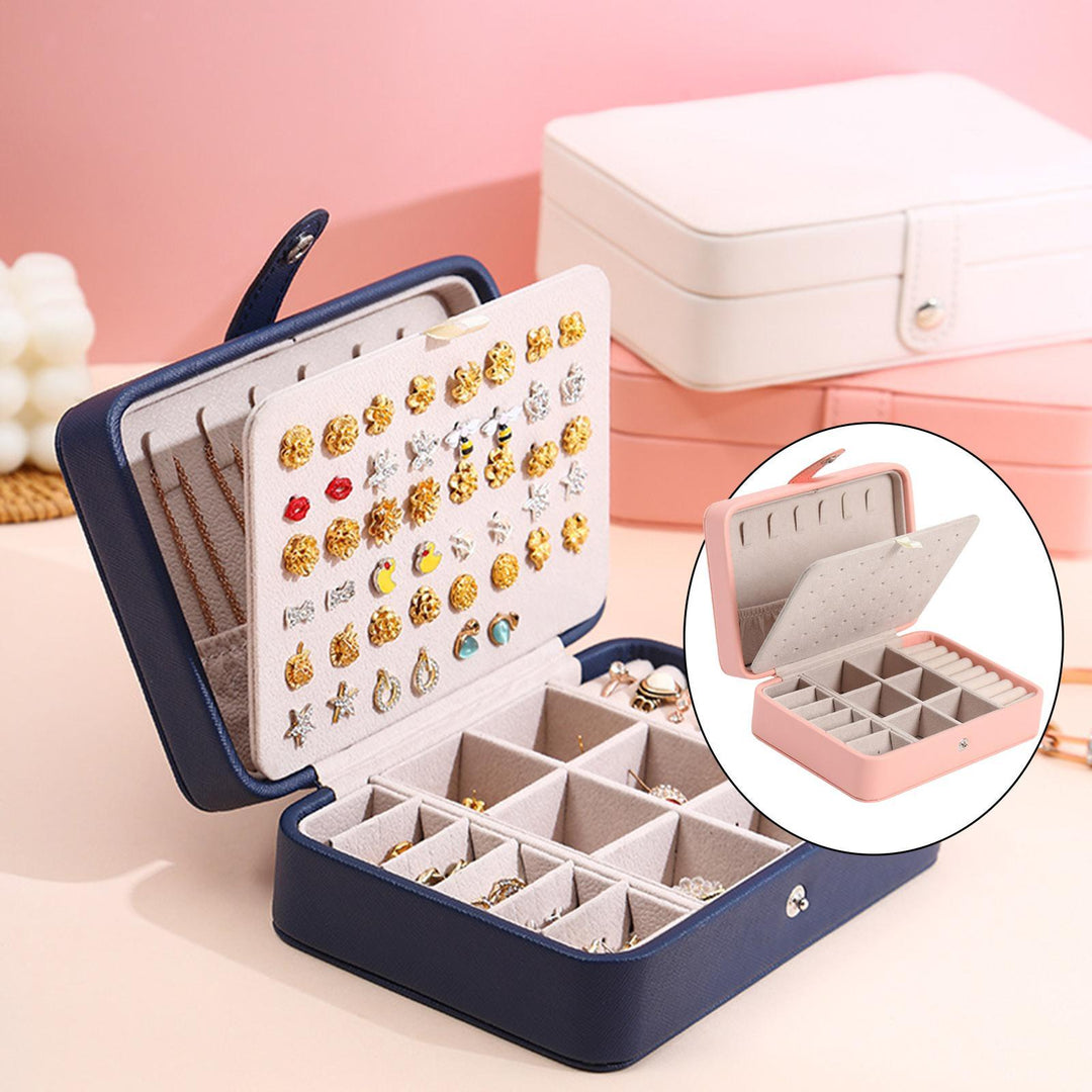 Elegantes Leder Klappdeckel Schmuckkästchen, kompakt in Blau, Rosa, Weiß, für stilvolle Aufbewahrung von Ringen, Ohrringen.