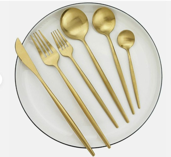 "Elegantes minimalistisches Besteckset aus Edelstahl, goldfarben, mit klaren Linien für stilvollen Tisch; 20-teilig."