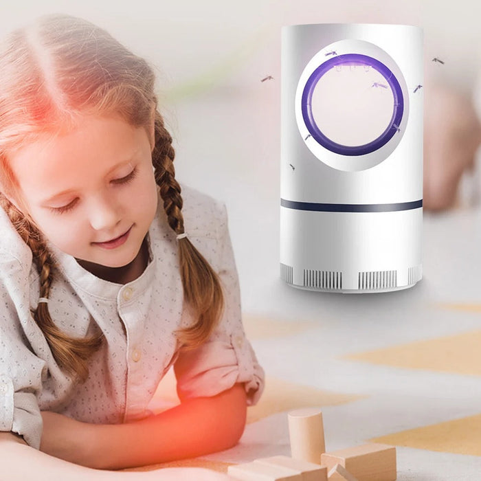 "Elektrische Mückenkiller-Lampe zieht Mücken mit UV-Licht an, leise und effektiv, ideal für ruhige Sommerabende."