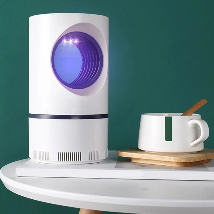 "Elektrische Mückenkiller-Lampe zieht Mücken mit UV-Licht an, leise und effektiv, ideal für ruhige Sommerabende."