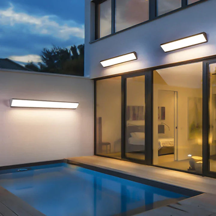 Energieeffiziente LED-Wandleuchte für Außen; modernes Design, wasserdicht, ideal für Terrassen und Eingang.