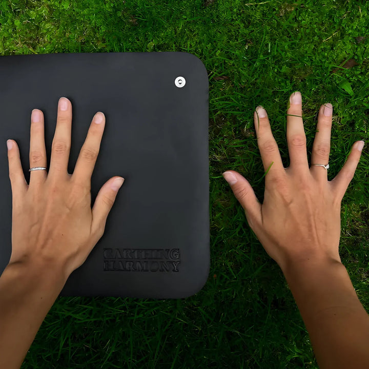 Erdungsmatte aus Carbonleder zur EMF-Reduktion, elegante schwarz-graue Matte für besseren Elektrosmog-Schutz und Wohlbefinden