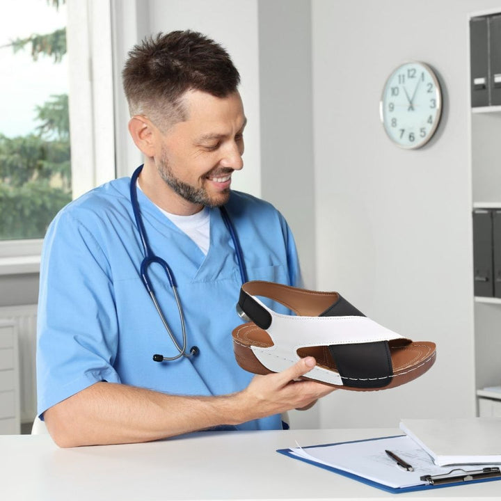 "Ergonomische, rutschfeste Sandalen in Beige für ultimativen Komfort und Schmerzlinderung auf verschiedenen Untergründen."