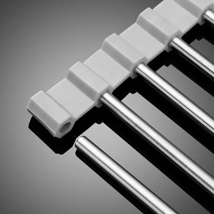 Faltbares Edelstahl-Abtropfgestell; modernes, platzsparendes Design; ideal für kompakte Küchen.