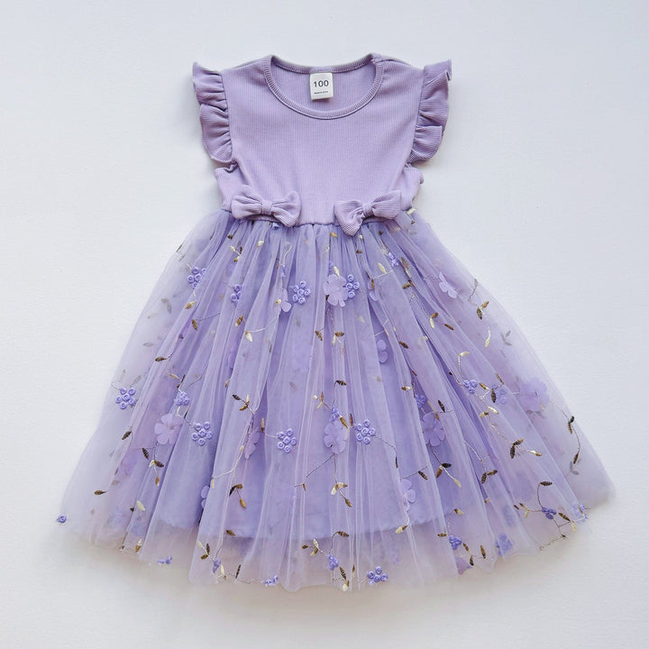 Festliches Tüllkleid für Mädchen mit besticktem Blumenmuster und Rüschen, ideal für Partys oder Hochzeiten.