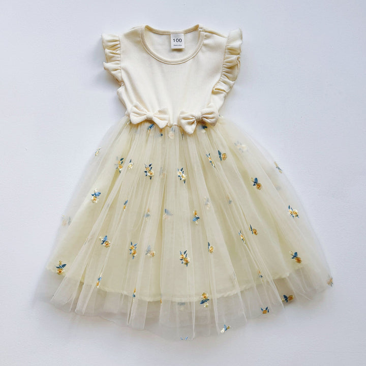 Festliches Tüllkleid für Mädchen mit besticktem Blumenmuster und Rüschen, ideal für Partys oder Hochzeiten.