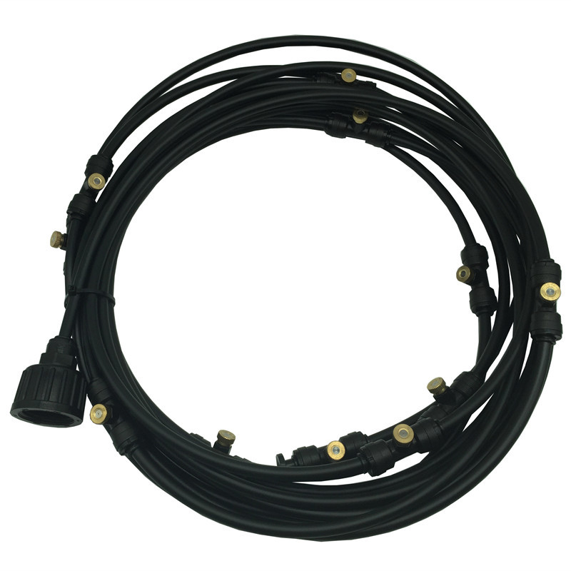 Flexibles Sprühbewässerungssystem, grüner Schlauch mit gleichmäßigen Sprühdüsen, ideal für Gartenfrische an Sommertagen.