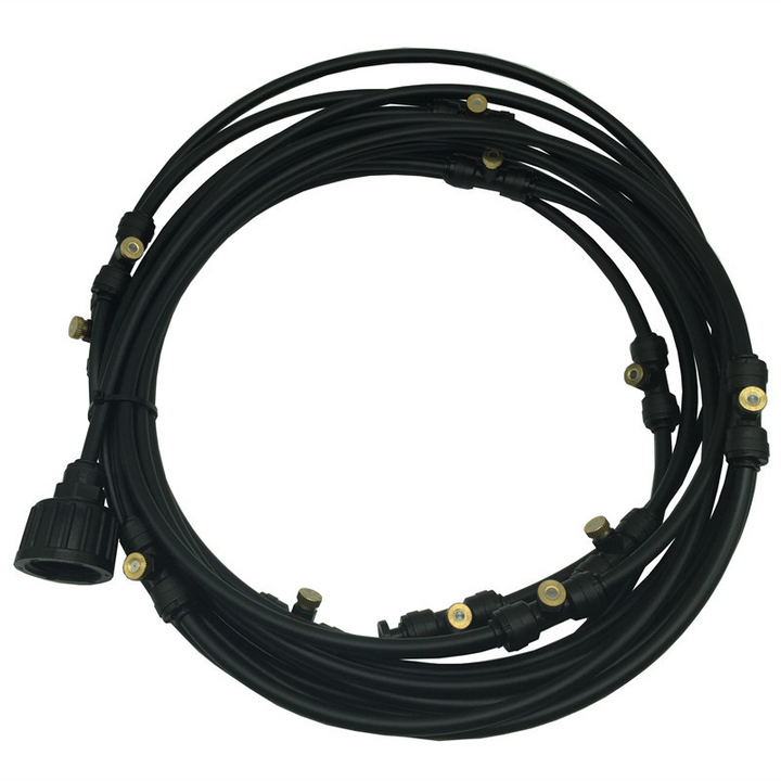 Flexibles Sprühbewässerungssystem, grüner Schlauch mit gleichmäßigen Sprühdüsen, ideal für Gartenfrische an Sommertagen.