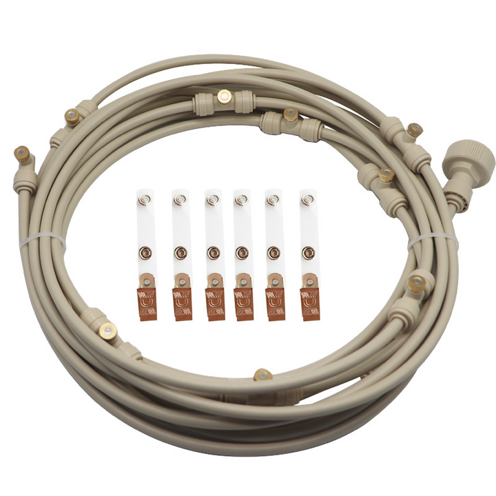 Flexibles Sprühbewässerungssystem, grüner Schlauch mit gleichmäßigen Sprühdüsen, ideal für Gartenfrische an Sommertagen.