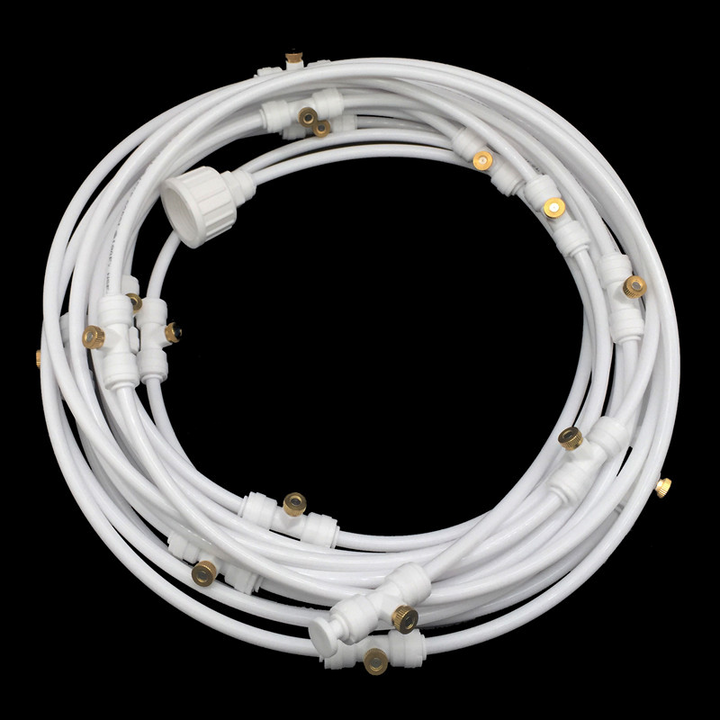 Flexibles Sprühbewässerungssystem, grüner Schlauch mit gleichmäßigen Sprühdüsen, ideal für Gartenfrische an Sommertagen.