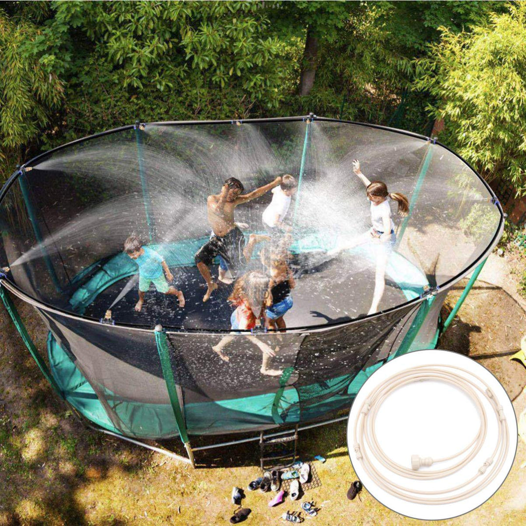 Flexibles Sprühbewässerungssystem, grüner Schlauch mit gleichmäßigen Sprühdüsen, ideal für Gartenfrische an Sommertagen.