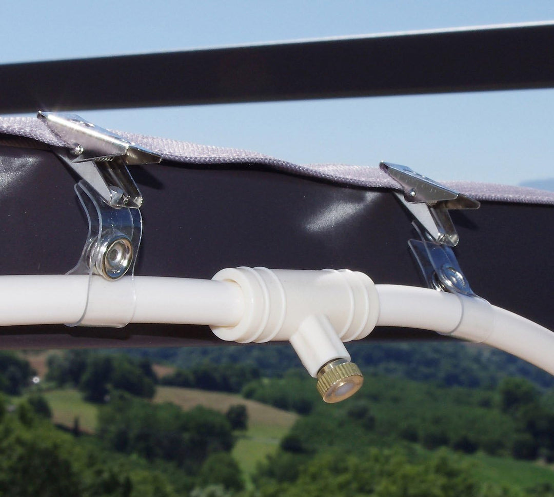 Flexibles Sprühbewässerungssystem, grüner Schlauch mit gleichmäßigen Sprühdüsen, ideal für Gartenfrische an Sommertagen.