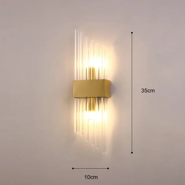 Goldene LED Wandleuchte mit modernem Design und Kristallakzenten, perfekt für stilvolle Innenbeleuchtung im Wohnzimmer.