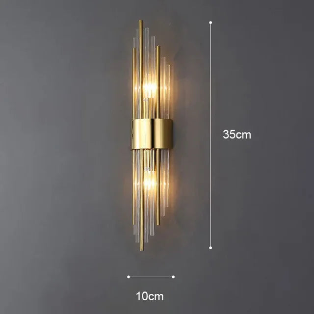 Goldene LED Wandleuchte mit modernem Design und Kristallakzenten, perfekt für stilvolle Innenbeleuchtung im Wohnzimmer.