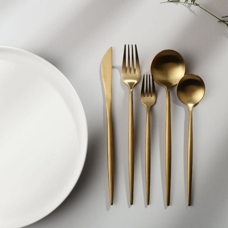 "Goldenes Edelstahl-Besteckset mit elegantem minimalistischen Design, ideal für moderne Tischdekorationen."