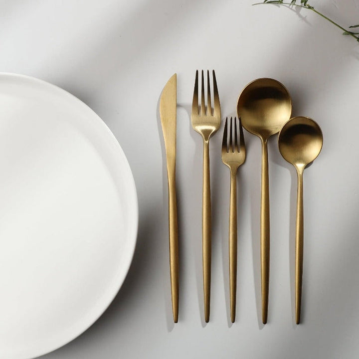 "Goldenes Edelstahl-Besteckset mit elegantem minimalistischen Design, ideal für moderne Tischdekorationen."