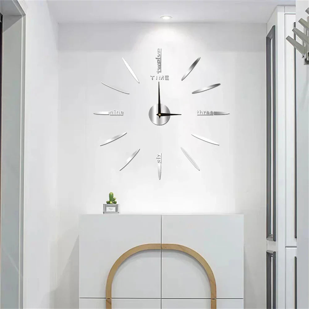 "Große Acryl Wanduhr mit Spiegeloptik, modernem Design, glatten Oberflächen und klaren Linien für Wohnzimmer-Dekor."