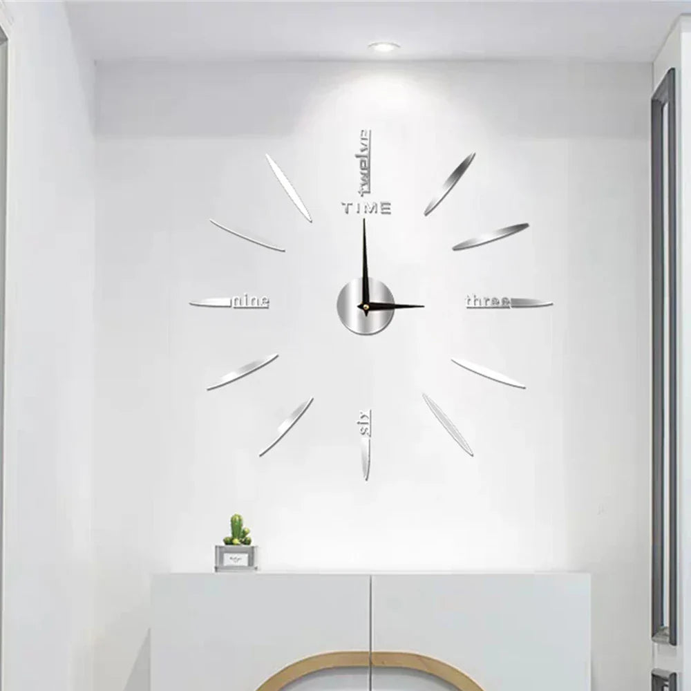 "Große Acryl Wanduhr mit Spiegeloptik, modernem Design, glatten Oberflächen und klaren Linien für Wohnzimmer-Dekor."
