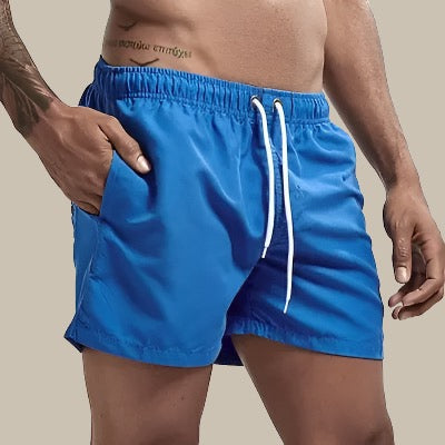 Grüne Herren Schwimmshorts, schnelltrocknend, elastischer Bund mit Kordelzug und Taschen, komfortabel für Strand und Pool.