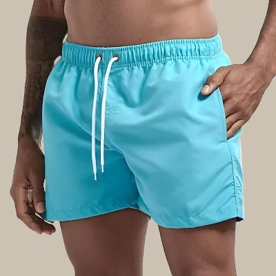 Grüne Herren Schwimmshorts, schnelltrocknend, elastischer Bund mit Kordelzug und Taschen, komfortabel für Strand und Pool.