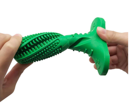 Grüne Hundezahnbürste aus Gummi, seitliche Ansicht, mit Noppen für Zahnpflege, geeignet für alle Hunderassen.