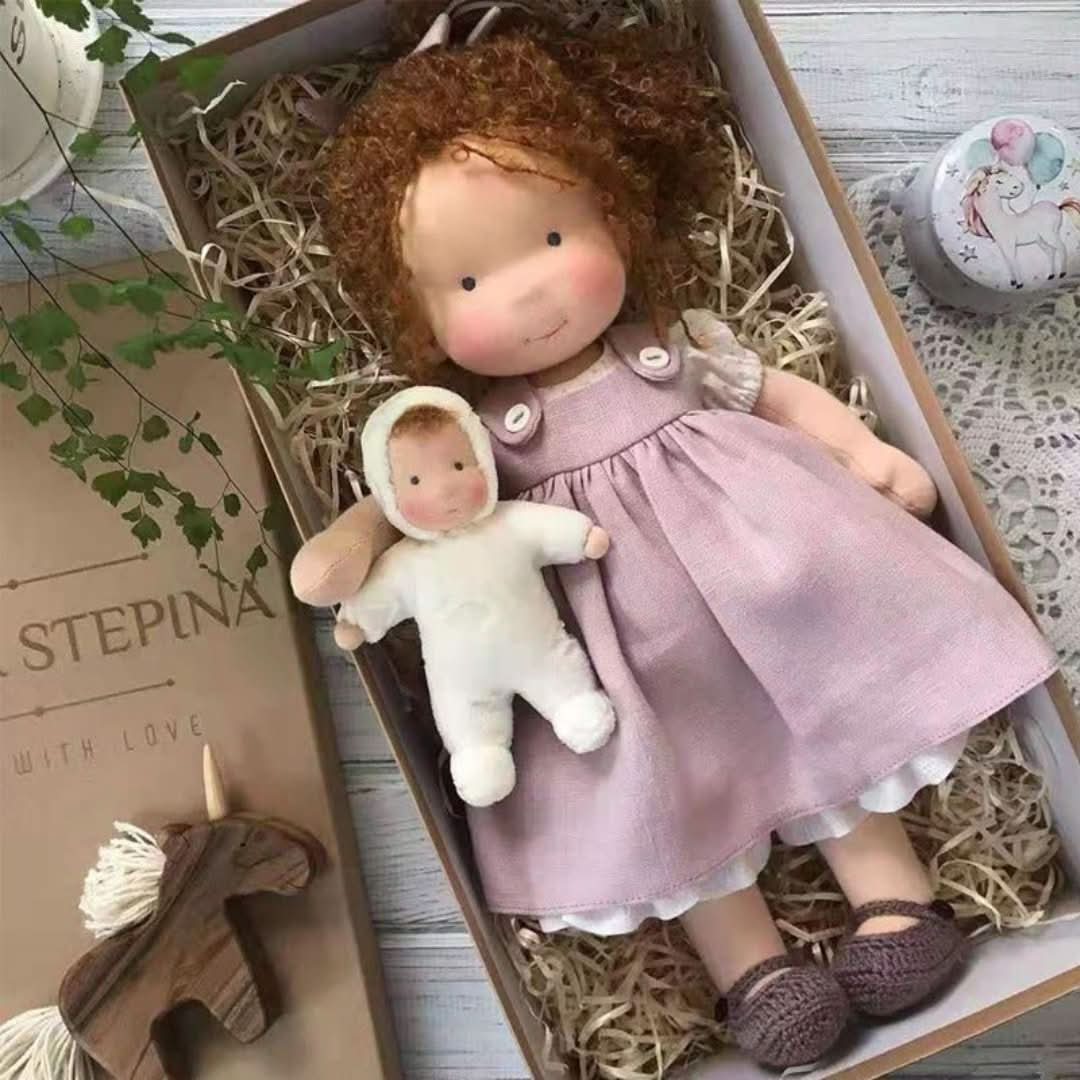 "Handgefertigte Waldorf-Puppe, 30 cm, aus Naturmaterialien mit braunem Kleid, ideal für fantasievolles Kinderspiel."