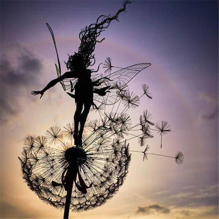 Handgefertigte, wetterfeste Metallfiguren für den Garten, kunstvoll gestaltet, ideal für fantasievolle Dekorationen.