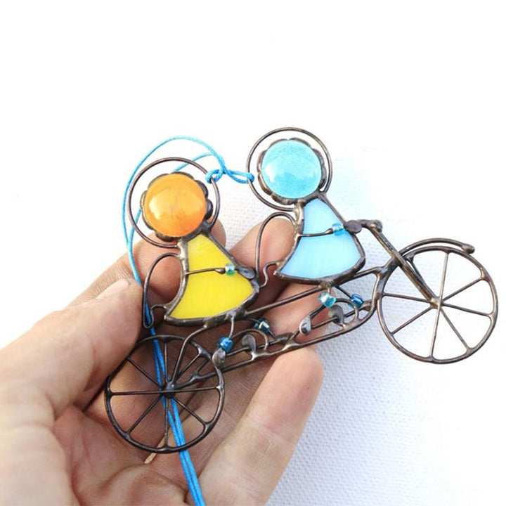 "Handgefertigter Sonnenfänger, buntes Glas im Fenster, erzeugt leuchtendes Farbspiel, künstlerischer Fensterschmuck für Zuhau