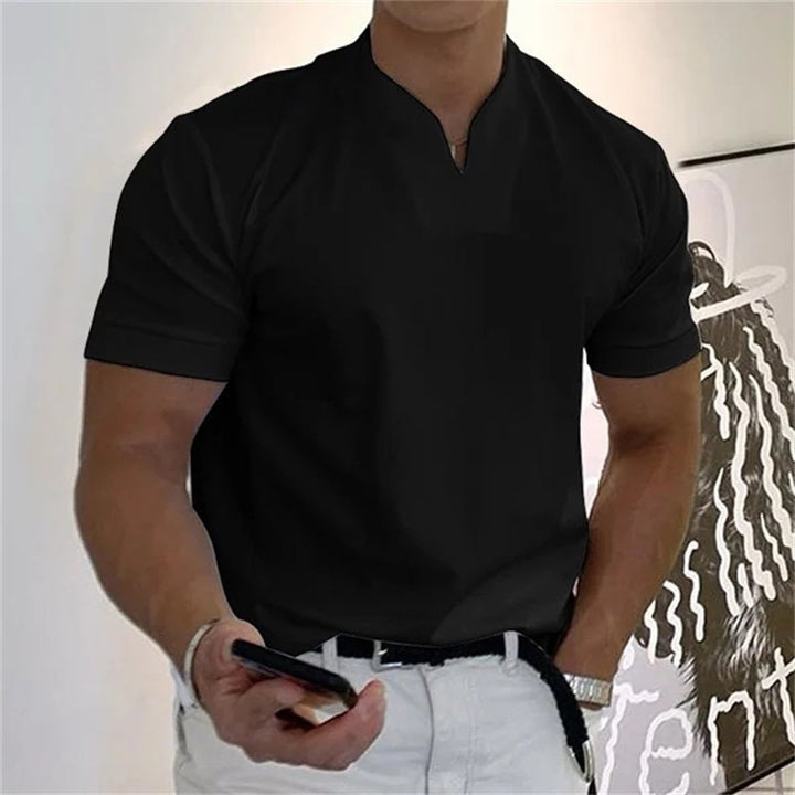 "Herren Fitness T-Shirt in Weiß mit V-Ausschnitt und Kurzarm, ideal für Sport und Freizeit, moderne und komfortable Passform.
